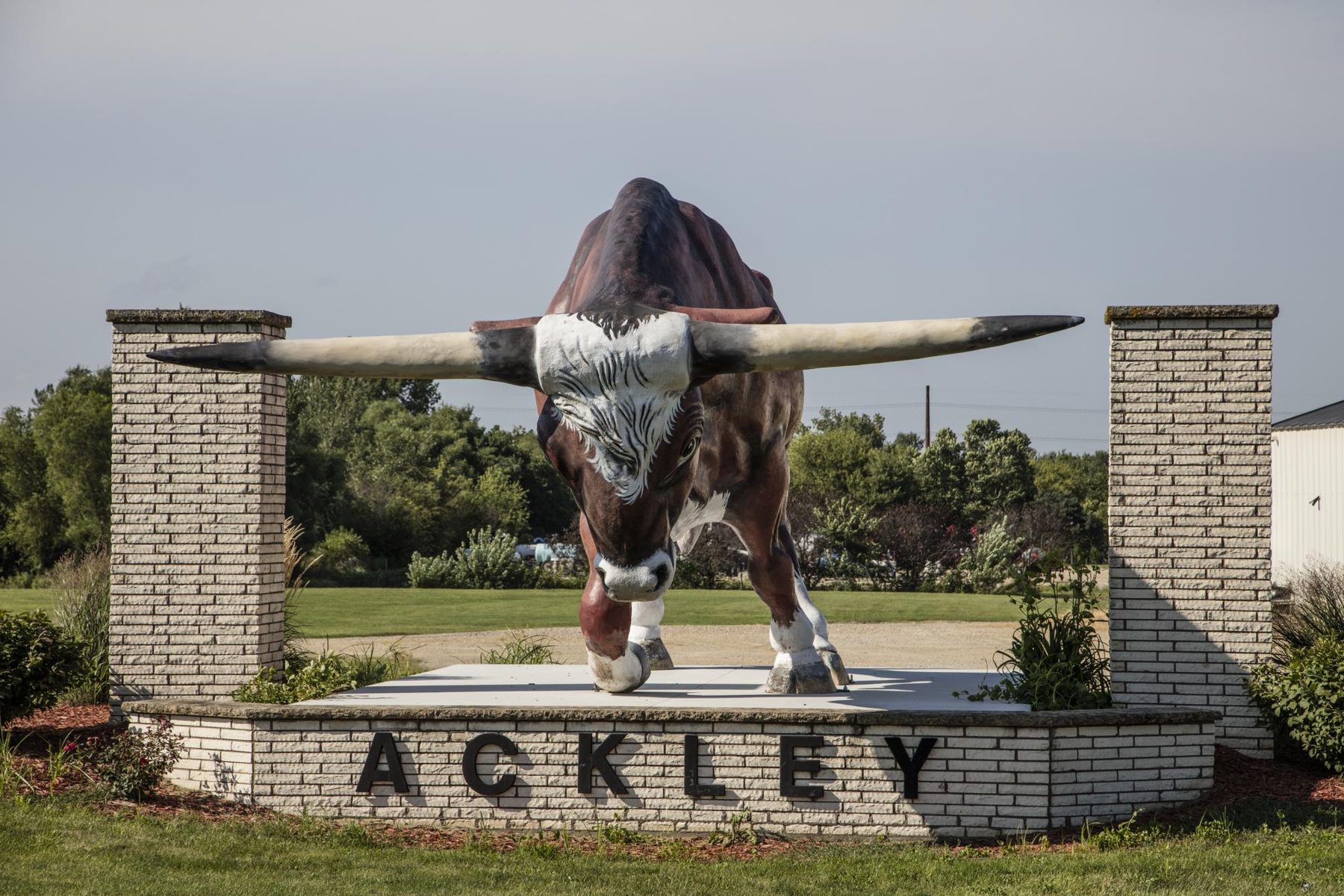 The welcome monument in Ackley, Iowa, with a longhorn statue