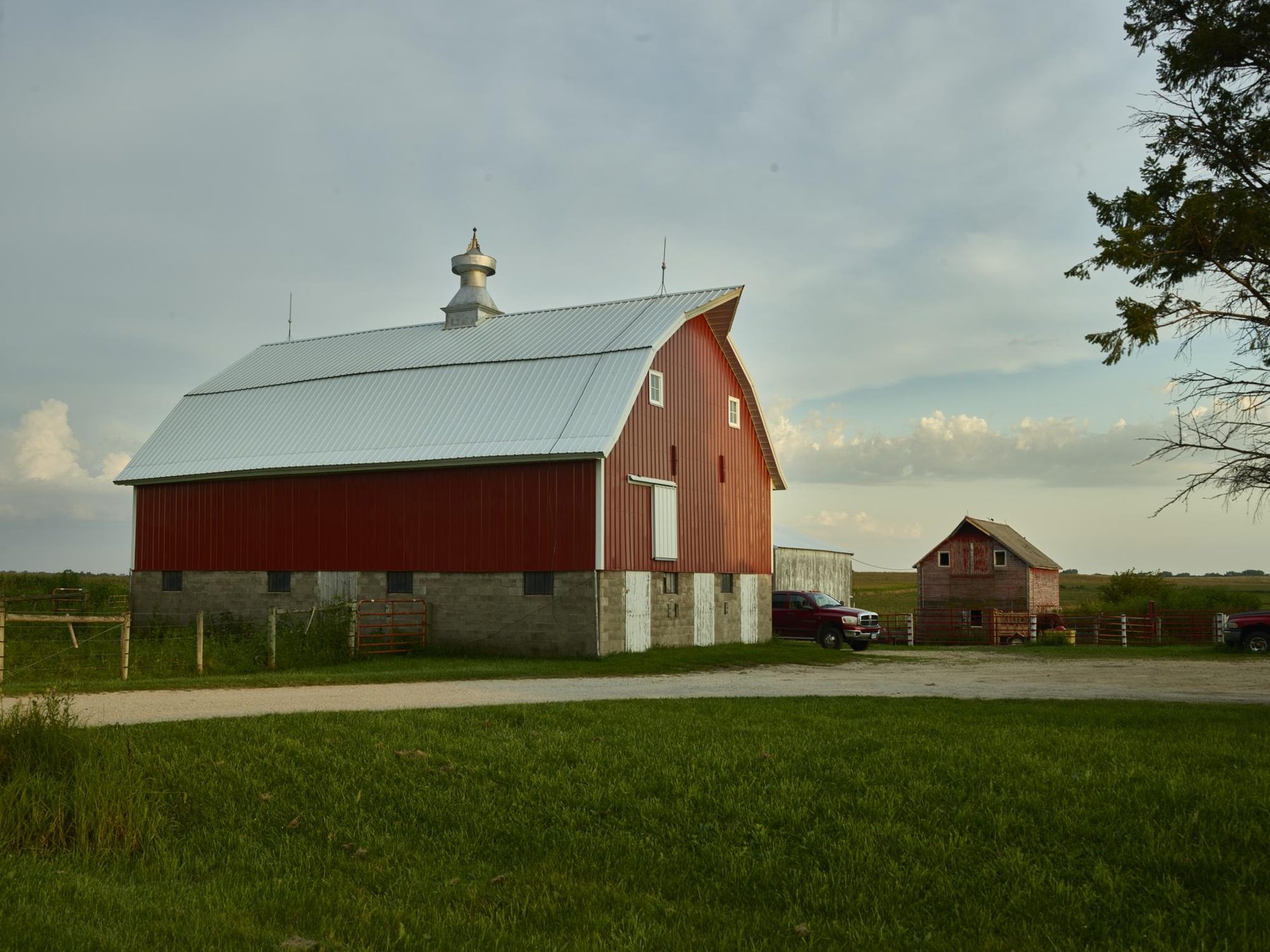 A red barn with a white roof in Franklin County, Iowa